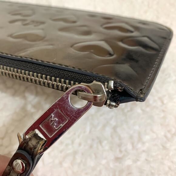 MARC JACOBS MJ Hearts Logo Embossed Silver Mirror Metallic Flat Wristlet - Picture 6 of 14